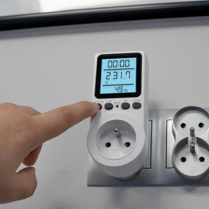 Licznik zużycia energii elektrycznej 16A 3680W z funkcją OVERLOAD VA0372 Vayox - obrazek 2