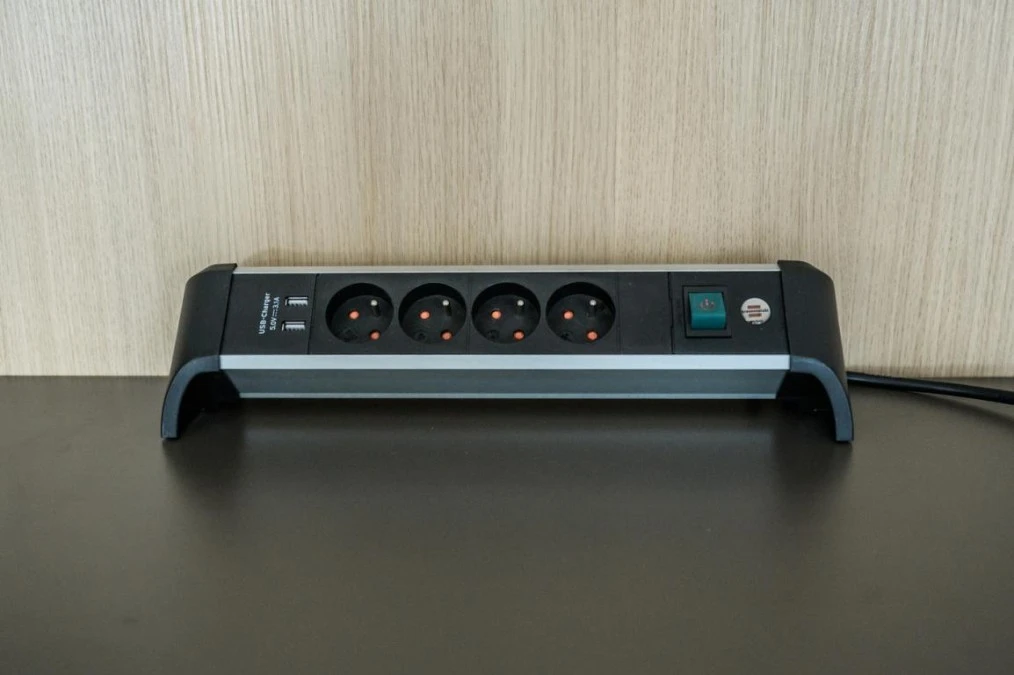 Listwa zasilająca Alu‑Office‑Line z 4 gniazdami z wyłącznikiem biurko z kablem 1,8 m i 2x USB, maks. 3100 mA 1391044410 - obrazek 2